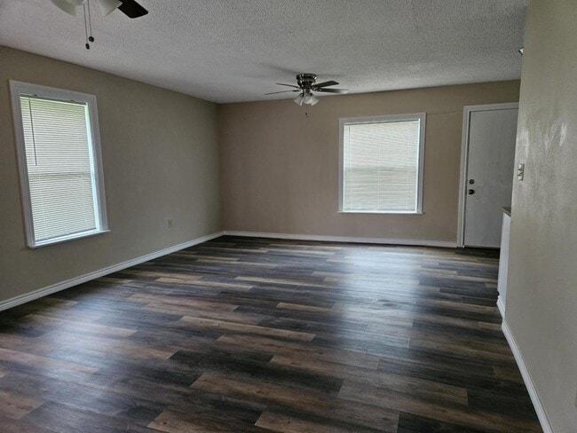 Building Photo - 817 Cresthill Rd