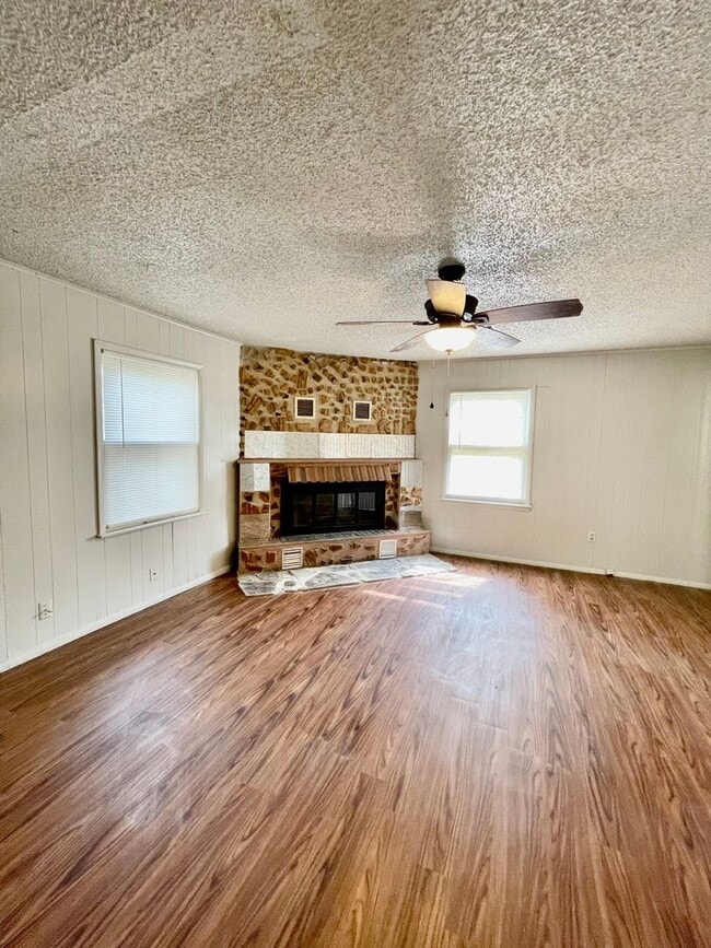 Building Photo - Charming West Tulsa 3 Bed 1.5 Bath House
