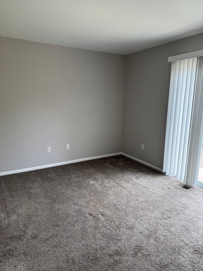 Building Photo - ALL PROSPECTIVE TENANTS MUST SUBMIT A $58 ...