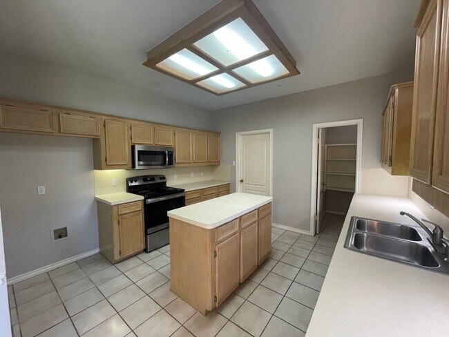 Foto del edificio - NEW RENTAL!