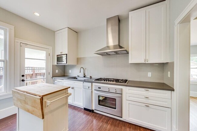 Building Photo - 4 Bed 3 Bath - Victorian House Blocks from...
