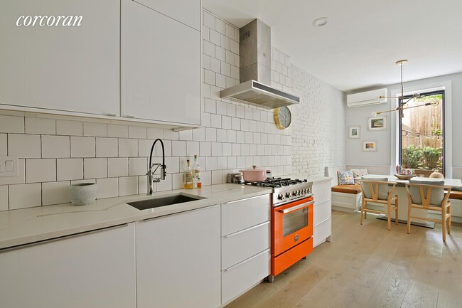 Foto del edificio - 453 W 43rd St