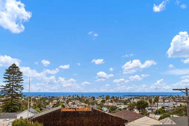 Vista hacia el oeste desde la azotea. - 4640 Del Monte Ave