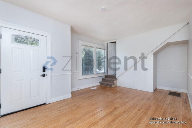 Building Photo - Unit F