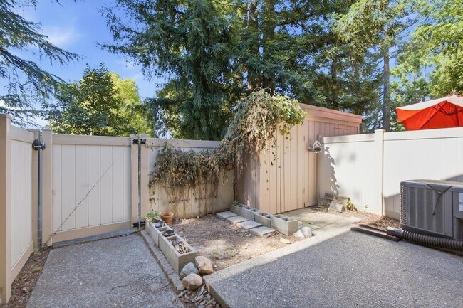 Foto del edificio - 536 Woodside Oaks
