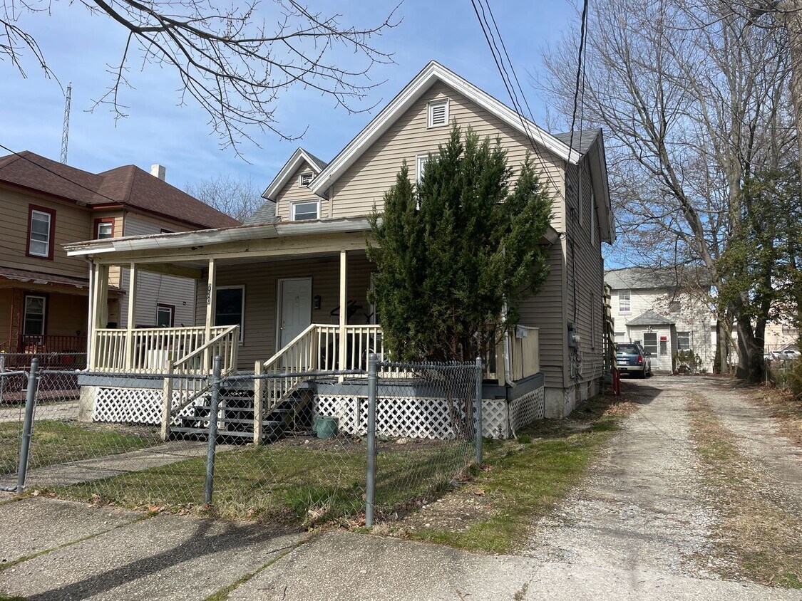 Foto principal - 718-720 E Grape St.