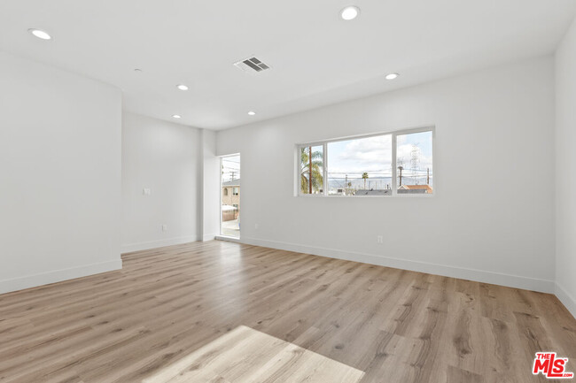 Building Photo - 6937 Simpson Ave