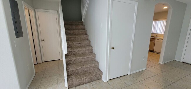 Building Photo - Lovely 2 story town home in Meadow Woods. ...