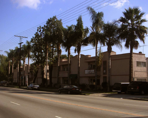 15810 - 15820 Vanowen St - Courtyard Apartments