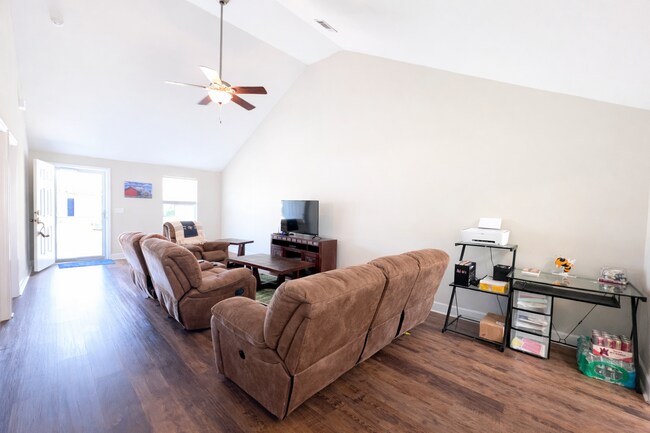 Foto del edificio - Fantastic 2 bedroom 2 bath townhome