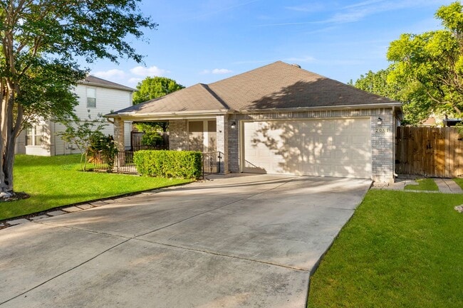 Building Photo - Charming Home Awaits: Spacious & Modern Li...