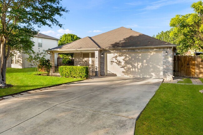 Foto del edificio - Charming Home Awaits: Spacious & Modern Li...