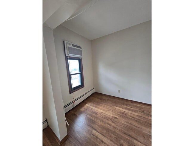 Building Photo - 817 NE Lowry Ave