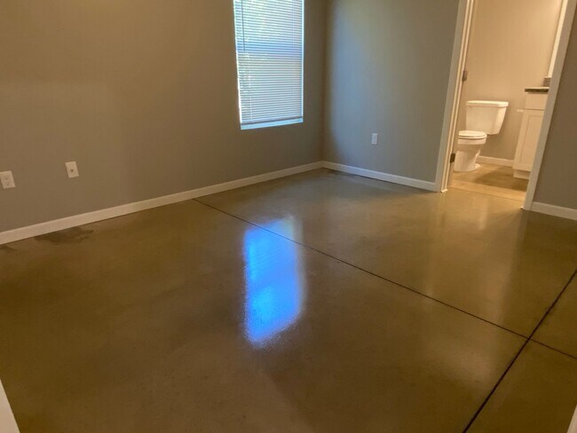 Foto del edificio - Large 4 Bedroom 2 bath Townhome !