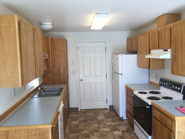 Foto del edificio - Quiet Eastside 3 Bdrm House, 2 Bath, All appliances in Kitchen, Attached Garage, Fenced Yard