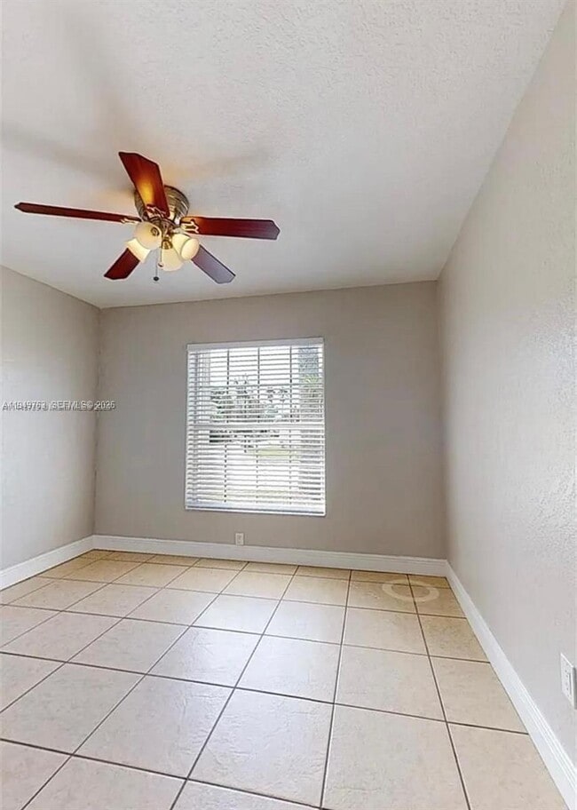 Building Photo - 14001 Oak Ridge Dr