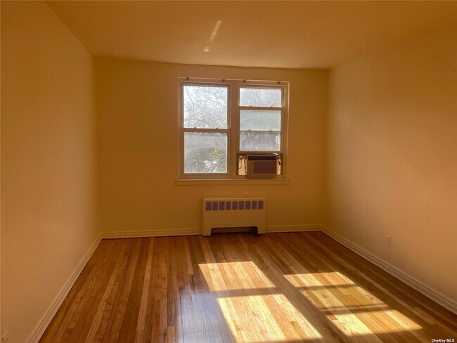 Foto del edificio - 275 Maple Ave