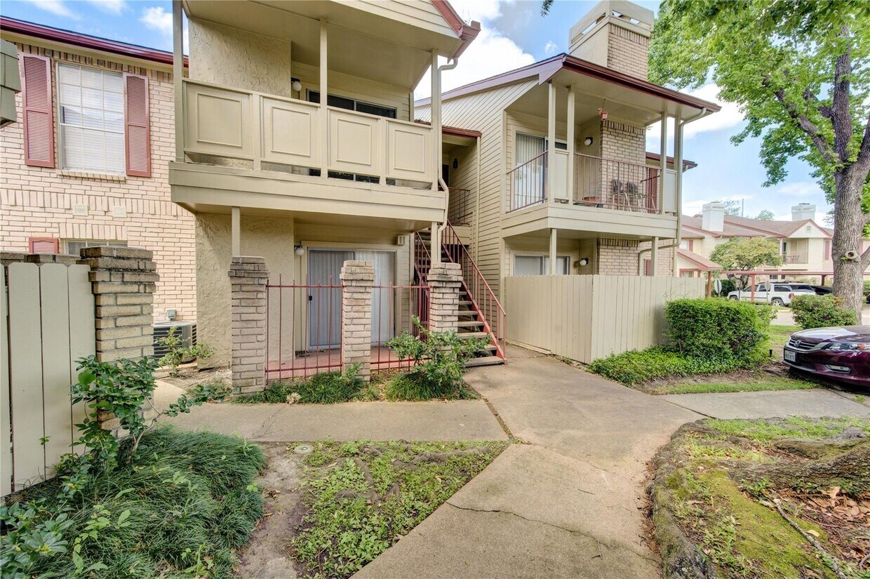 Primary Photo - 2120 El Paseo St