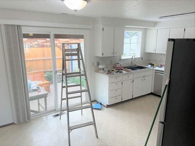 Building Photo - Cute home on Quiet Street 4bed/2bath