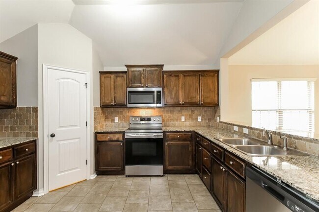 Building Photo - 613 Talon Dr