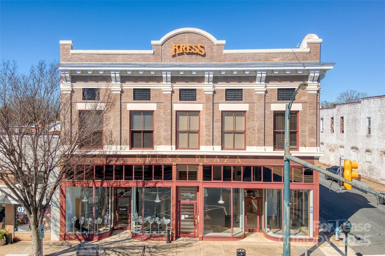 Foto principal - 300 S Main St