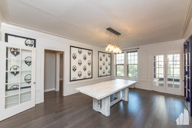 Building Photo - 3 bedroom in CHICAGO IL 60657