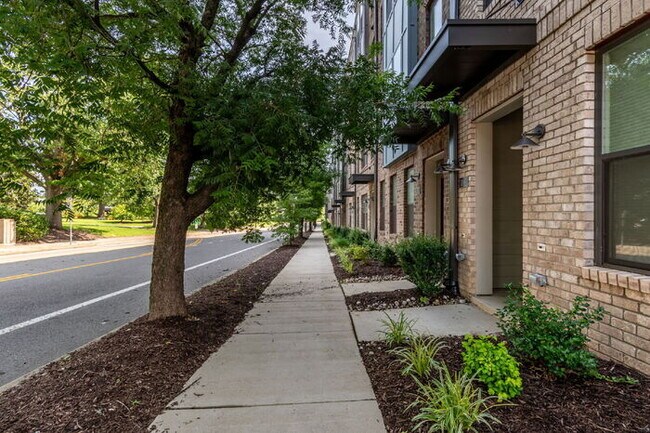 Building Photo - Expansive 3-Bedroom Apartment with 2.5 Bat...