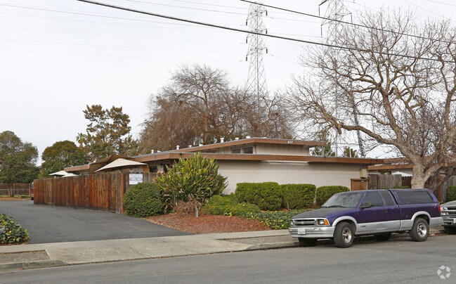 Building Photo - Fernmar Studios