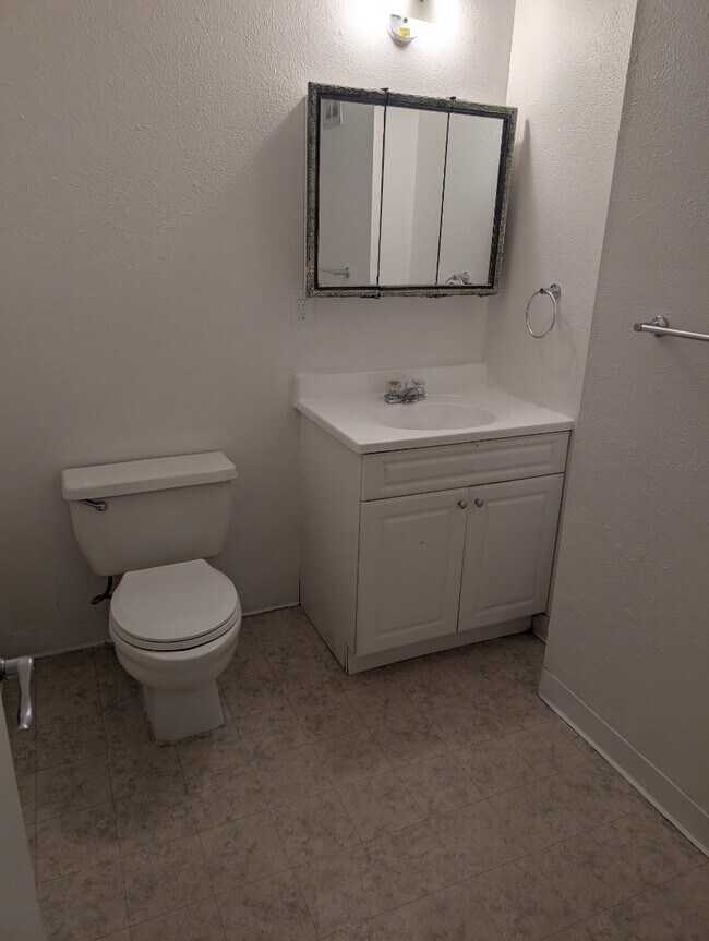 Building Photo - 2445 Verde Dr