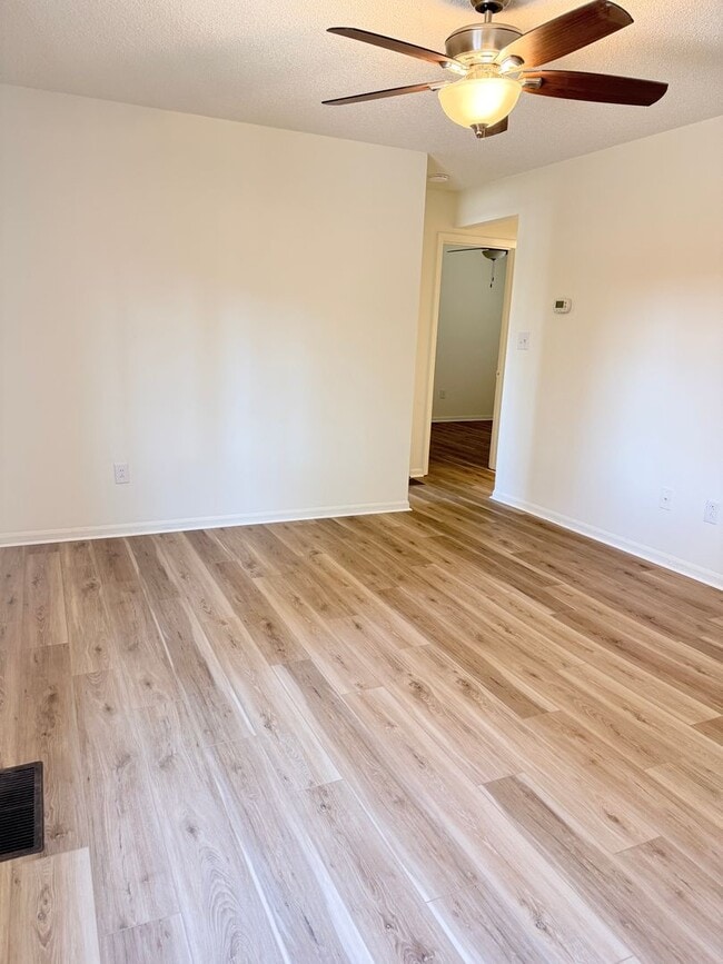 Building Photo - Weston Ridge E