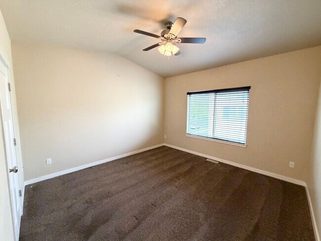 Foto del edificio - 3 Bed/2 Bathroom house in South Jordan
