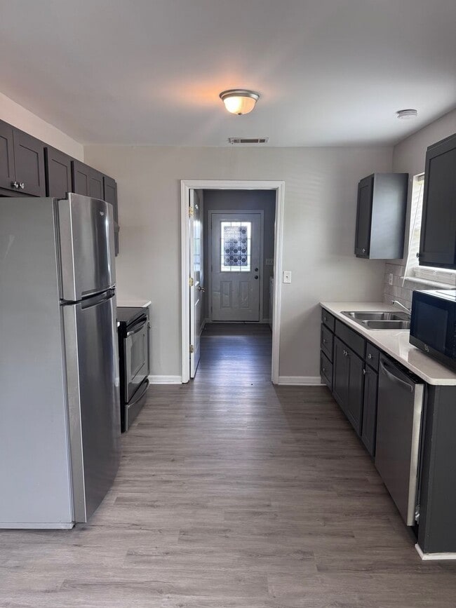 Foto del edificio - AVAILABLE NOW!!