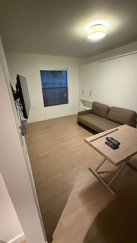 Foto del edificio - 11665 Mayfield Ave