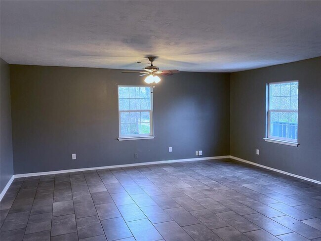 Building Photo - 1347 Greenoak Dr