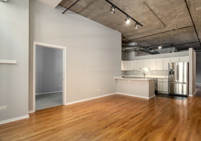 Building Photo - 900 N Kingsbury St