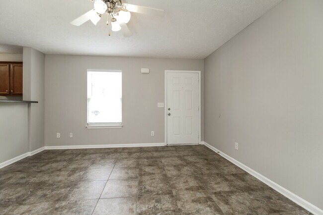 Foto del edificio - 127 Lyndhurst Dr