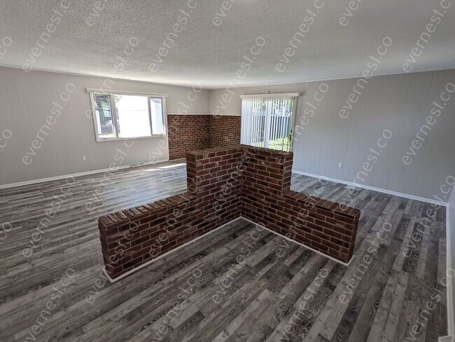 Foto del edificio - 1124 Seymour Rd