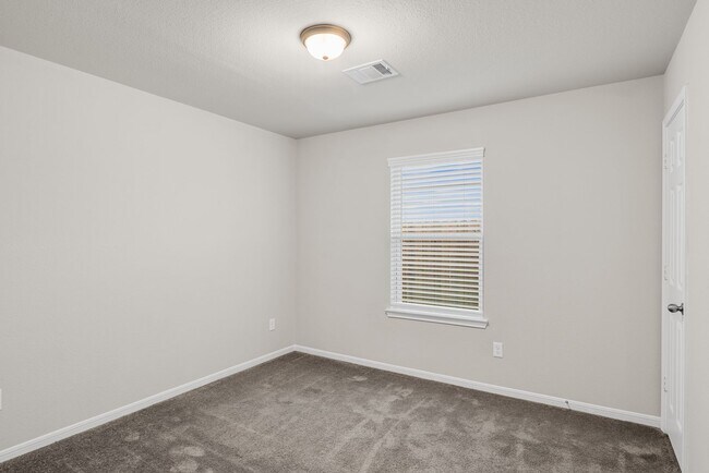 Building Photo - 3 bedroom updated home!