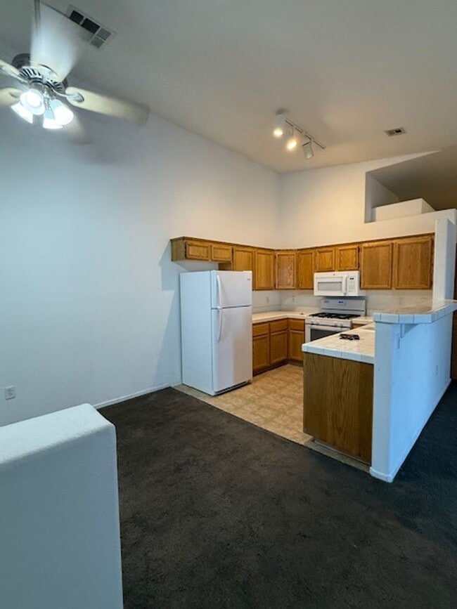 Building Photo - 2 Bedroom Upstairs Condo