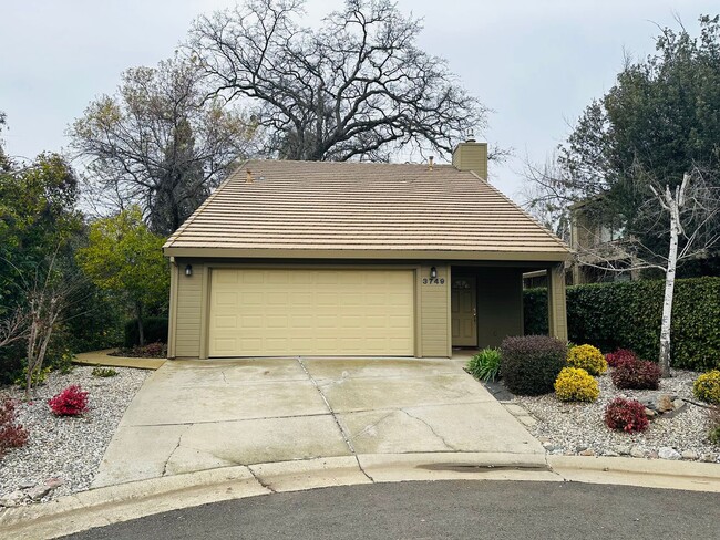 Building Photo - ADORABLE TOWNHOME IN A GATED COMMUNITY