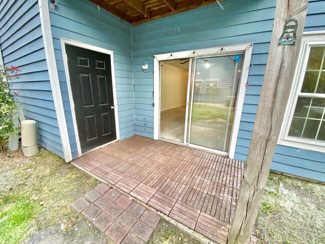 Private patio, storage closet, Courtyard access. - 4240 Wilshire Blvd