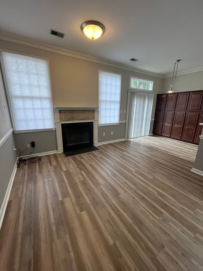 Building Photo - 208 W Park Dr
