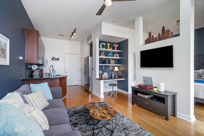 Escritorio con enchufes, cargadores USB y altavoz inteligente Alexa. ¡Wi-Fi de fibra óptica ultrarrápido! - 525 E 6th Street