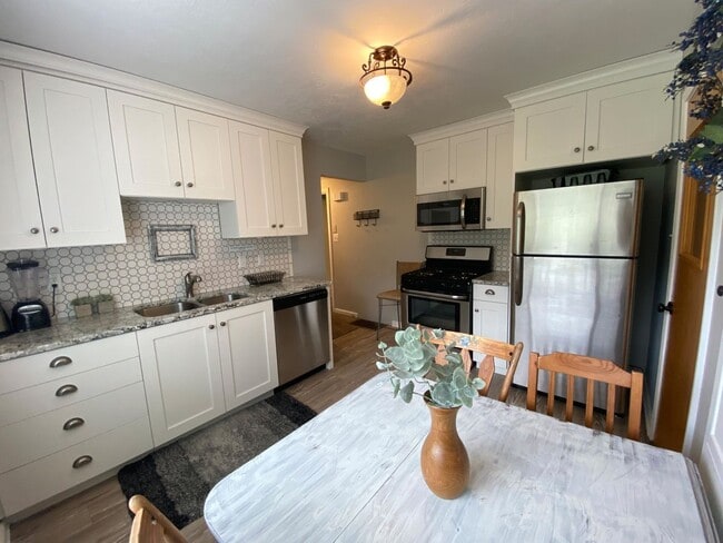 Building Photo - Beautiful Farmington Home