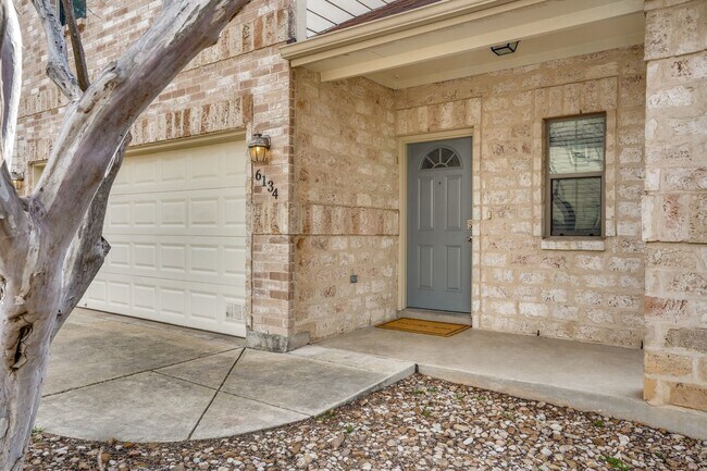 Building Photo - 3 Bedroom/2.5 Bath Pecan Hill Subdivision