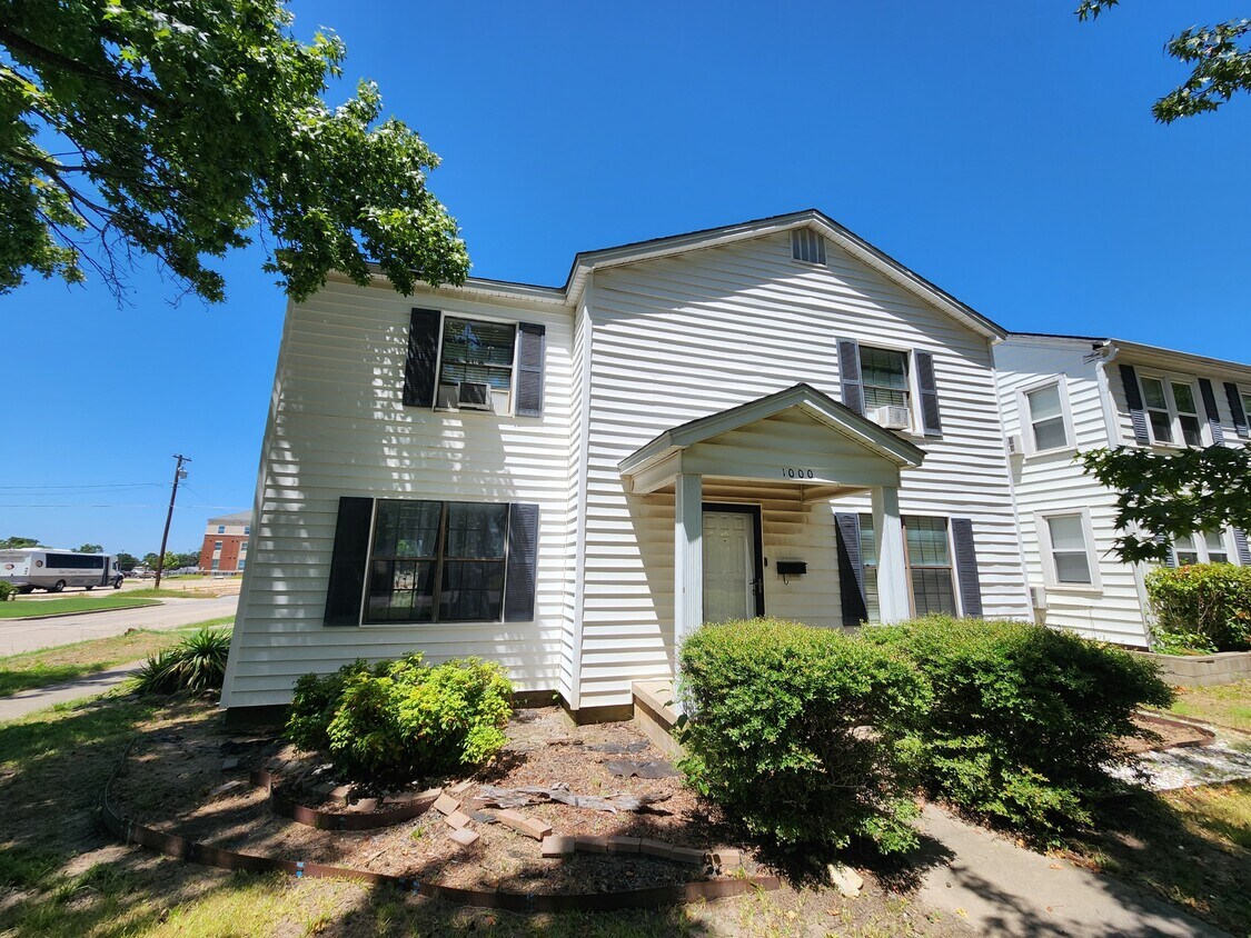 Foto principal - 1000 E 15th St