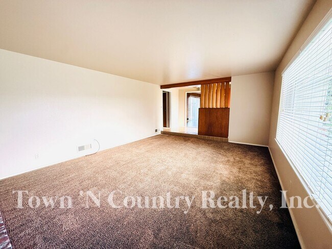 Building Photo - 3 Bedroom South Salinas Home!