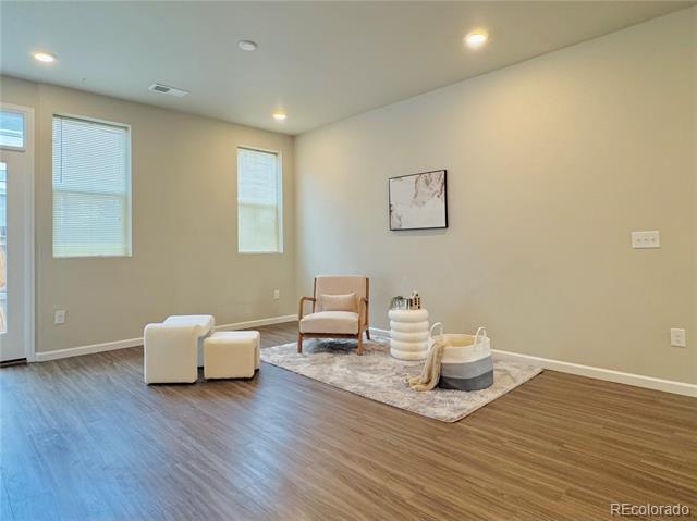Building Photo - 1070 Oak Cir