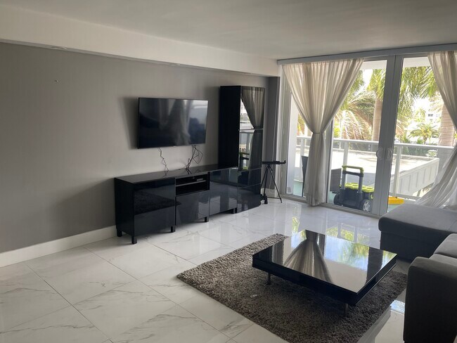 Building Photo - 3140 S Ocean Dr