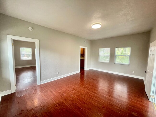 Building Photo - Nice 1 Bed 1 Bath Second Floor Orlando Ren...